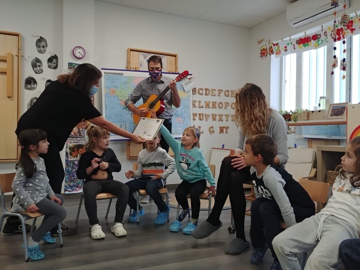 EscMaquinista's tweet photo. Festa de graduació de la UTLL a l’escola @MesEducacioSA @mesEduCoop https://t.co/BM0qNPN3MY