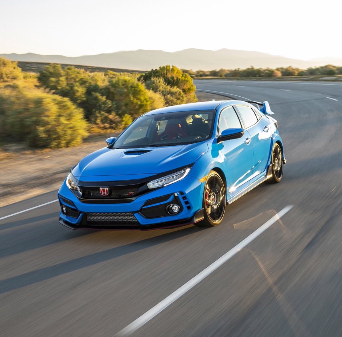 HondaMutluhan's tweet photo. Civic Type R’ın hava akışını optimize eden aerodinamik detayları, aracın yere basma kuvvetini artırarak yol tutuşunuzda hissedilebilir bir etki yaratıyor. 
#GüçSendeArtık. #Honda #Civic #CivicTypeR https://t.co/PJ6CUJA3di