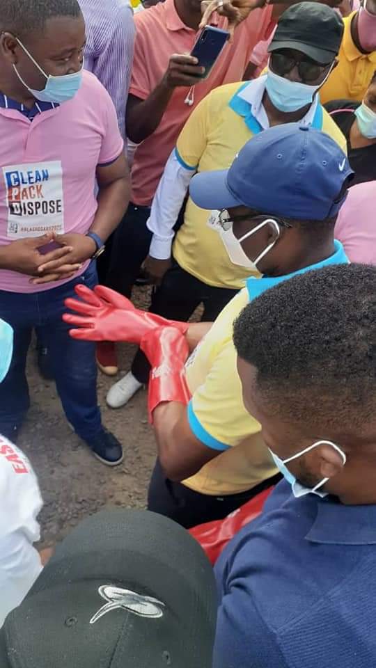 ikohanna's tweet photo. Leaders leads by Example.

The Edo Deputy Governor, Rt. Hon. Philip Shaibu lives at the Alaghodaro 2020 Clean Pack Dispose.

#YouthsCleanEdo https://t.co/YPTk5OnwWR