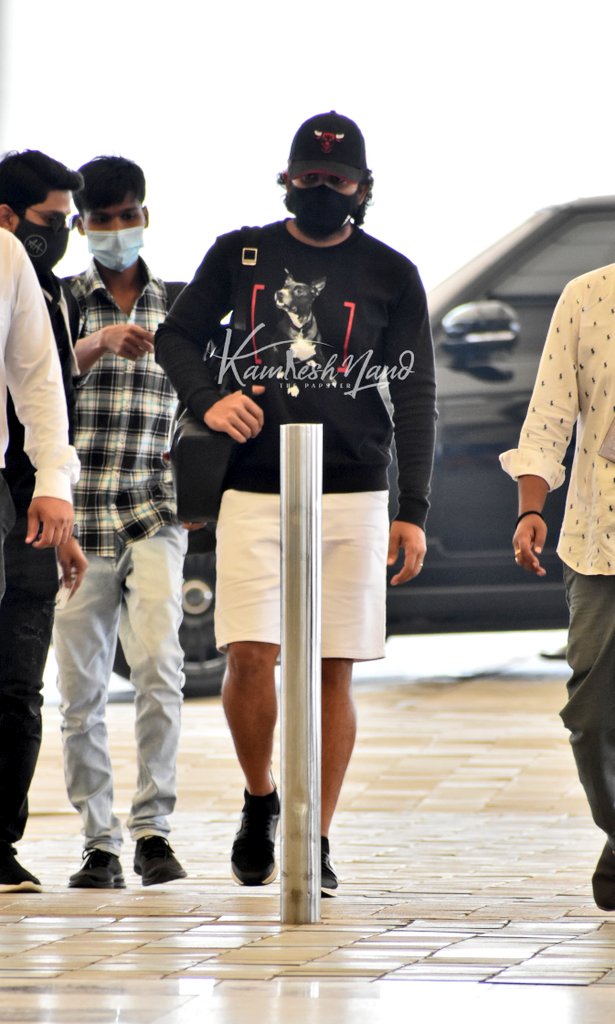 ArtistryBuzz's tweet photo. #Pushpa begins
 stylish star #AlluArjun departs snapped at @RGIAHyd 
📸 @kamlesh_nand @alluarjun 
#alluarjunfans #tollywood https://t.co/wq4Szkb4km