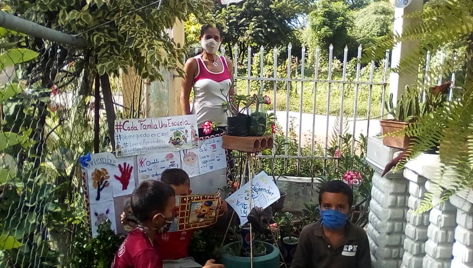 CDCEMonagas_5's tweet photo. #Conoce Estudiantes Gracitanos participan en el Plan de Lectura Al Aire Libre #leeryaprender
#GuáricoVenVamosJuntos
@MPPEDUCACION @josemvasquez @JosePalomoMunoz @GuaricoZonaEduc @seas_guarico @SusanaSayegh @TaniaSierraPSUV https://t.co/8cUagP1DkX