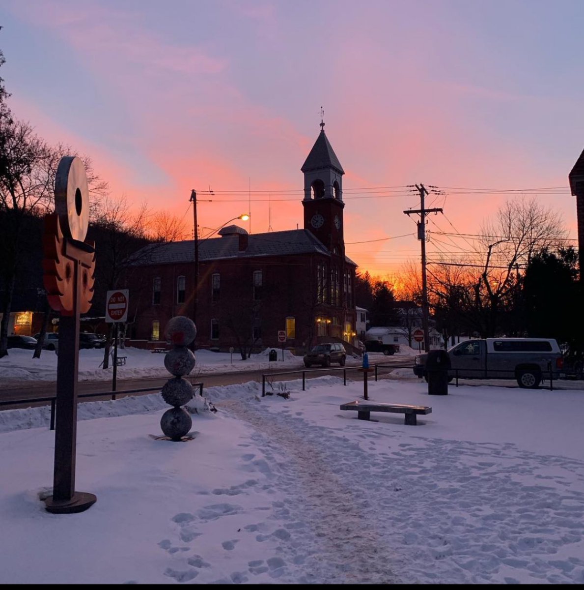 LizardRaterman's tweet photo. @makersmark, my town Alfred, NY knows how to #MakeItRemarkable with our incredible volunteer fire &amp; EMS who serves (free of charge) our community members, which include Alfred State &amp; Alfred U. We care for our neighbors &amp; embrace their diverse artistic talents. https://t.co/CYSOyqFFUh