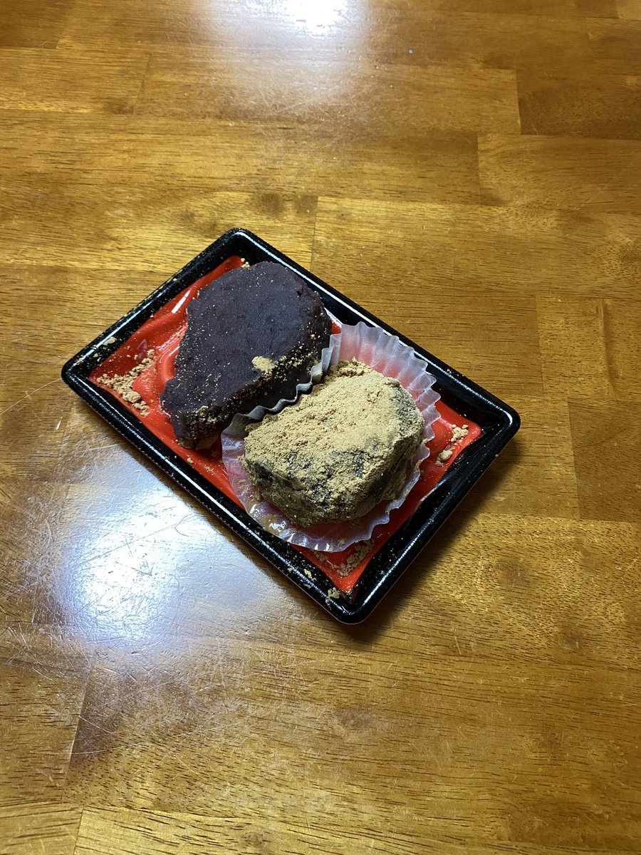 なべ 相方のバースデーケーキに Takanoのモンブランショート 僕はヤオコーのおはぎ２個 和菓子はzeroカロリーだから 何個食べてもカロリーzero