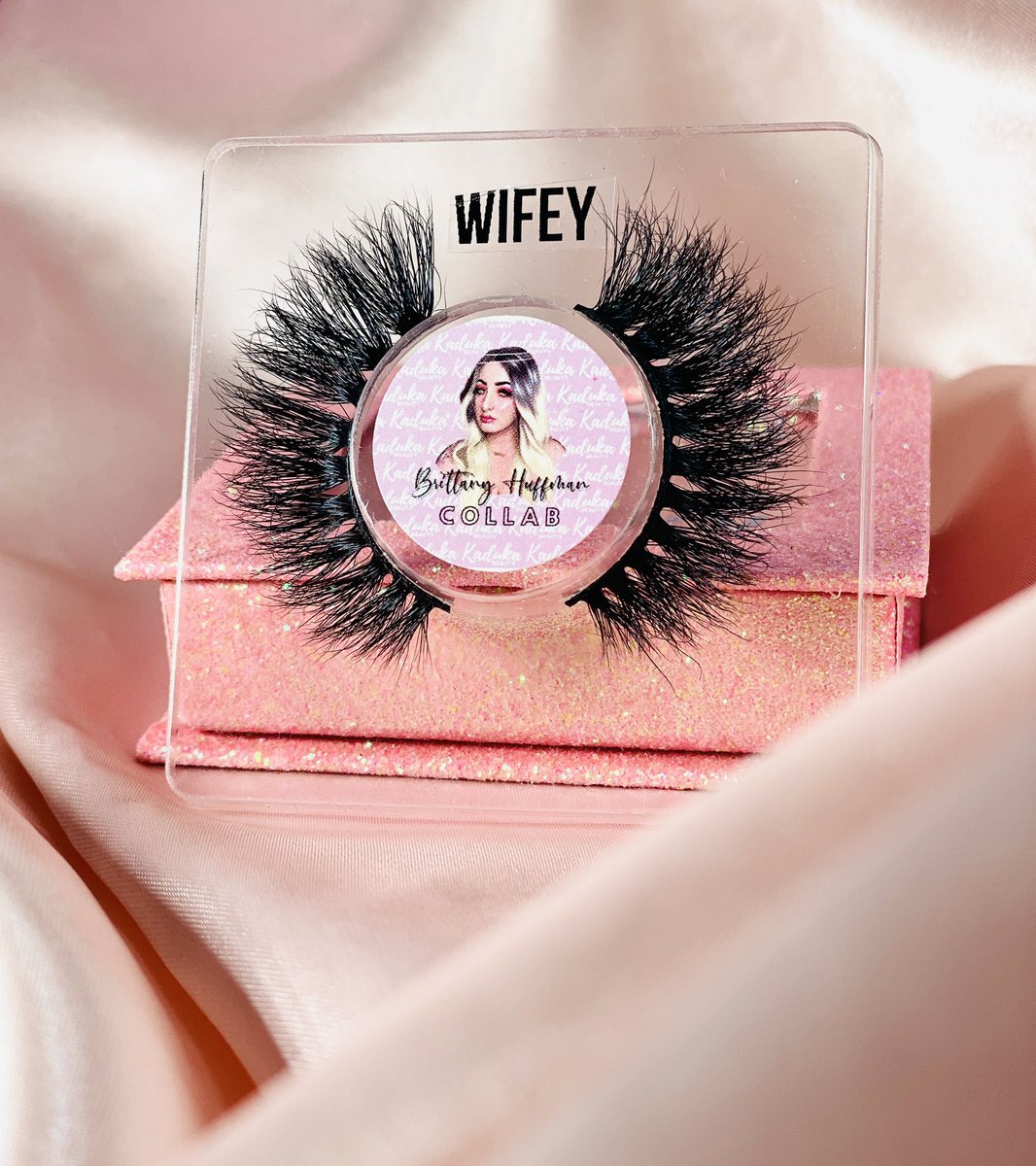 Featuring lashes from our Brittany Huffman Collab in the style “Wifey” 🤩