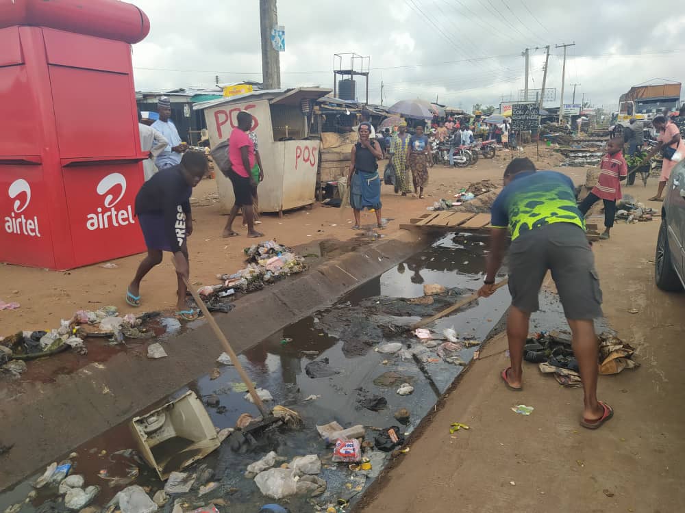 beta_edo's tweet photo. Edo youths clean up streets, major towns ahead of Obaseki’s inauguration, 2020 Alaghodaro

Youths in Edo State in the early hours of Saturday embarkeed on a state-wide clean-up exercise as part of events lined up for the inauguration of the Edo State...

https://t.co/irgrWZAlQr https://t.co/fyPB84fYxt
