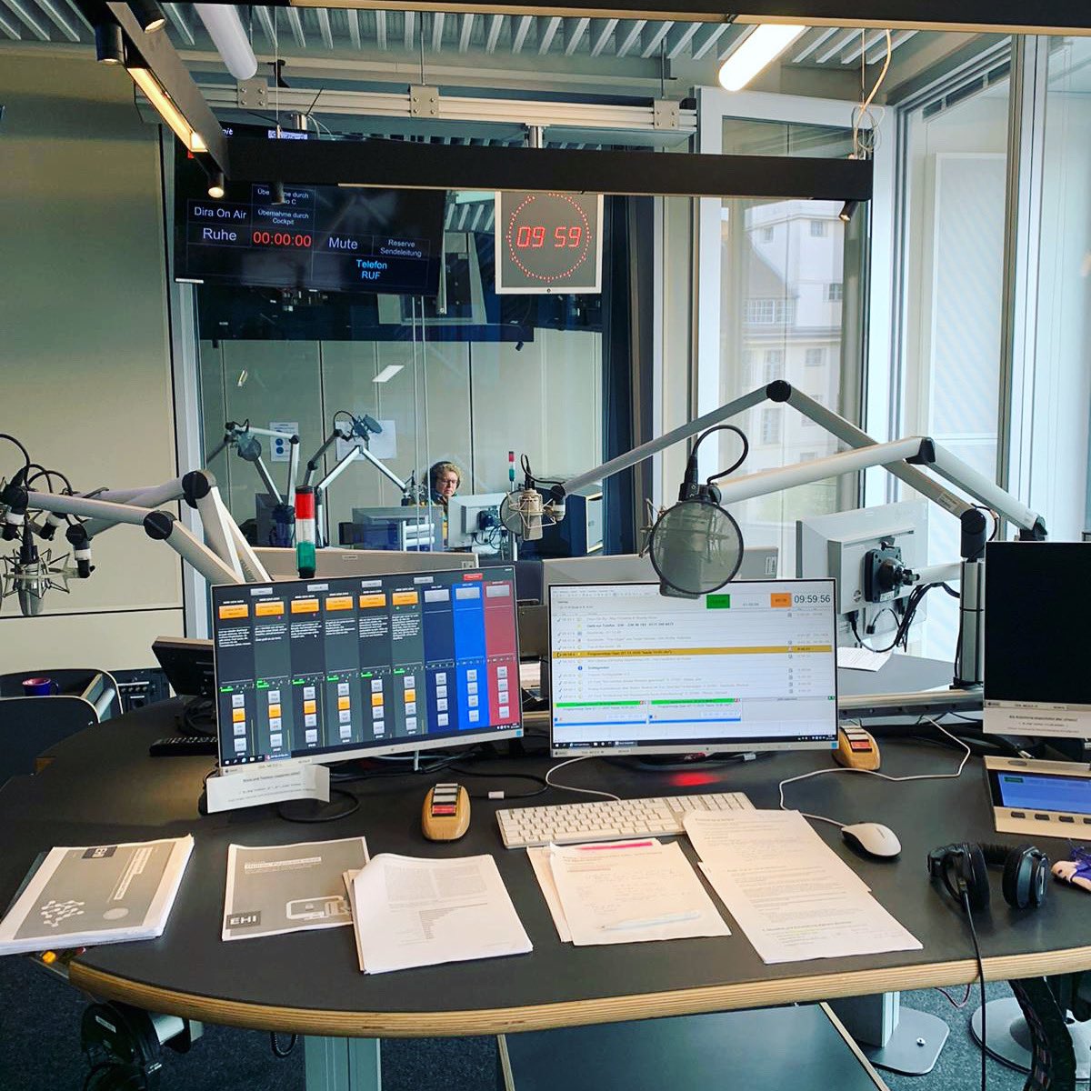 carolinexleonie's tweet photo. „In dem Moment, wo ich vorsichtig mit meinen Daten sein möchte, muss ich im Online-Shop Kauf auf #Rechnung auswählen“ - guten Morgen aus dem @dlfkultur Radio mit @ninakpuetz live zum Thema Online-Shopping und digitales #Bezahlen.  📻 hört mal rein! https://t.co/nXlPdYGbz5