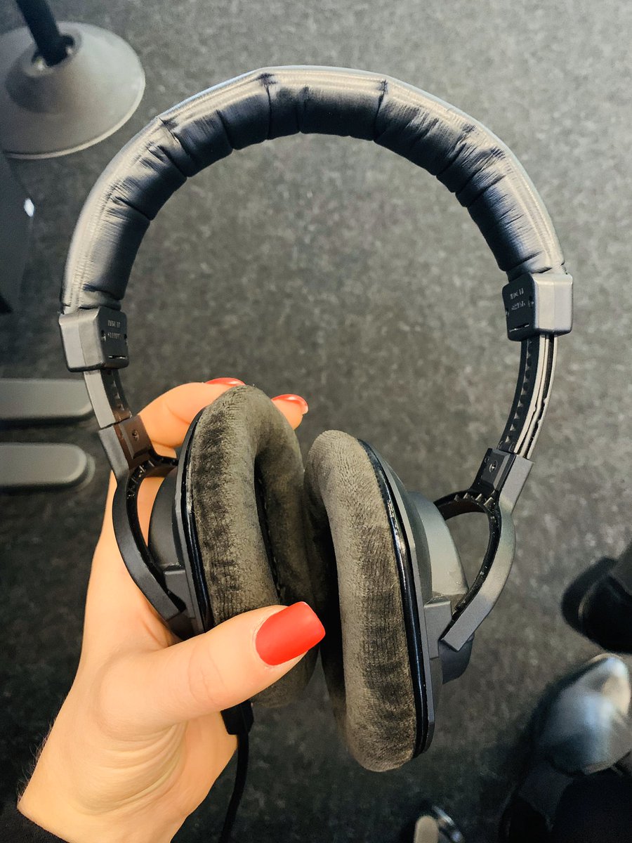 carolinexleonie's tweet photo. „In dem Moment, wo ich vorsichtig mit meinen Daten sein möchte, muss ich im Online-Shop Kauf auf #Rechnung auswählen“ - guten Morgen aus dem @dlfkultur Radio mit @ninakpuetz live zum Thema Online-Shopping und digitales #Bezahlen.  📻 hört mal rein! https://t.co/nXlPdYGbz5