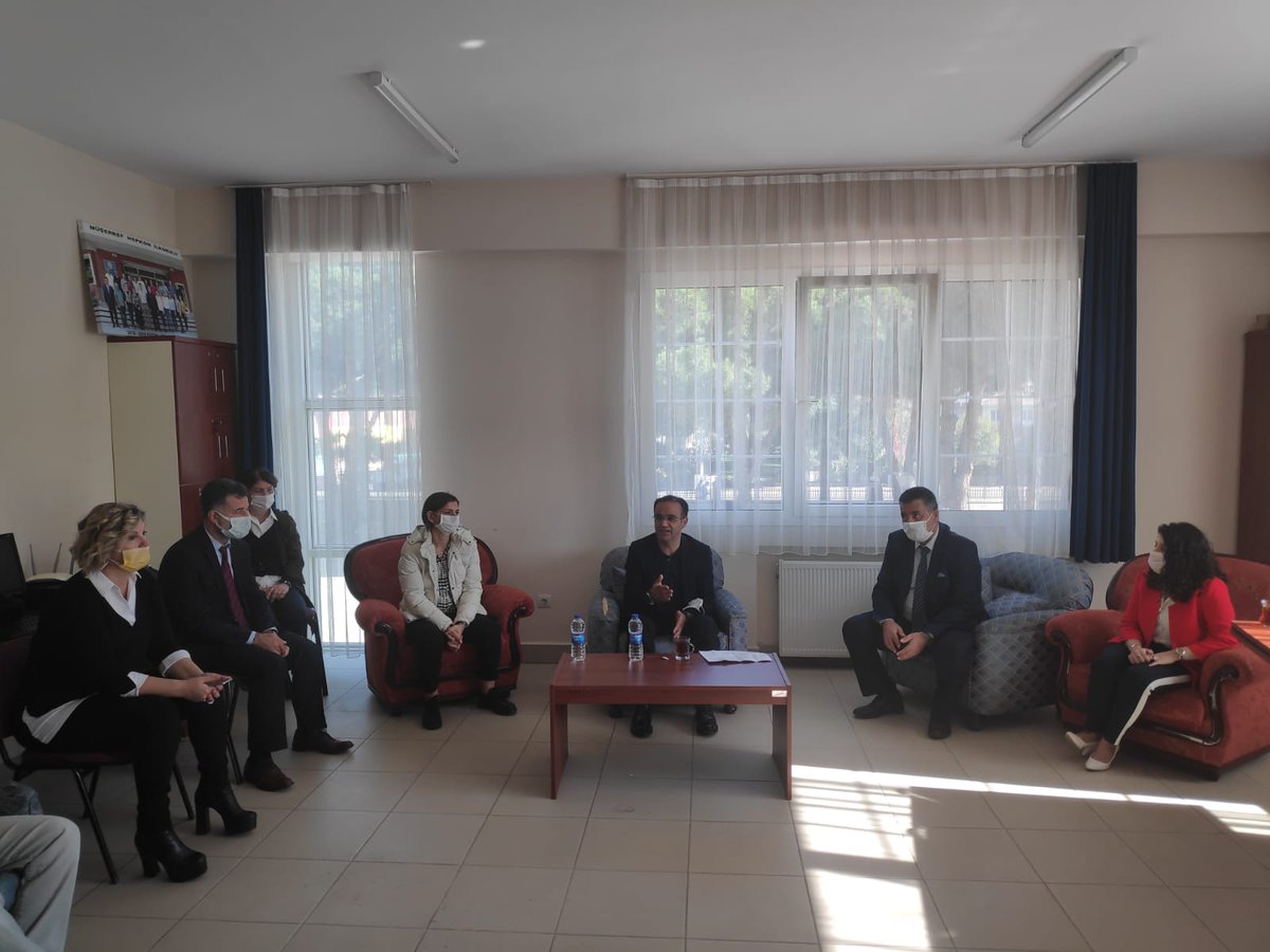 izmir_ilmem's tweet photo. Milli Eğitim Müdürümüz Dr. Ömer Yahşi Seferihisar Müşerref Hepkon İlkokulu'na Geçmiş Olsun Ziyaretinde  Bulunarak, Öğretmenlerimiz ile Bir Araya Geldi.

@ziyaselcuk @yskosger @yahsiomer https://t.co/ykY8B7gck4