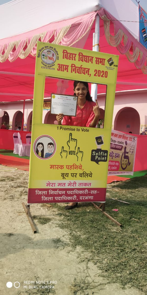 airnews_patna's tweet image. #Bihar #Third_phase #Polling दरभंगा में वोटिंग के बाद सेल्फी प्वाइंट पर लोकतंत्र की अमिट स्याही के साथ सेल्फी । pics @ Manikant Jha