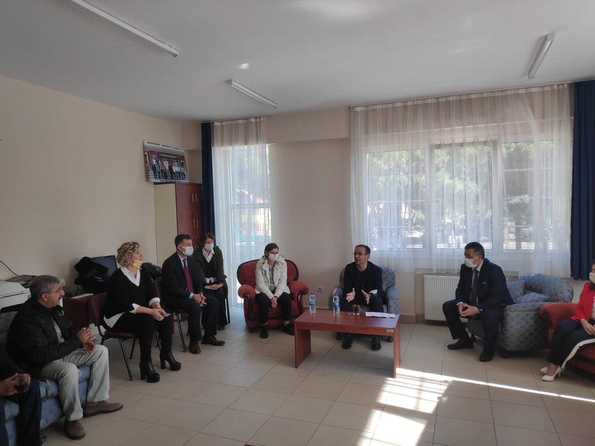 izmir_ilmem's tweet photo. Milli Eğitim Müdürümüz Dr. Ömer Yahşi Seferihisar Müşerref Hepkon İlkokulu'na Geçmiş Olsun Ziyaretinde  Bulunarak, Öğretmenlerimiz ile Bir Araya Geldi.

@ziyaselcuk @yskosger @yahsiomer https://t.co/ykY8B7gck4