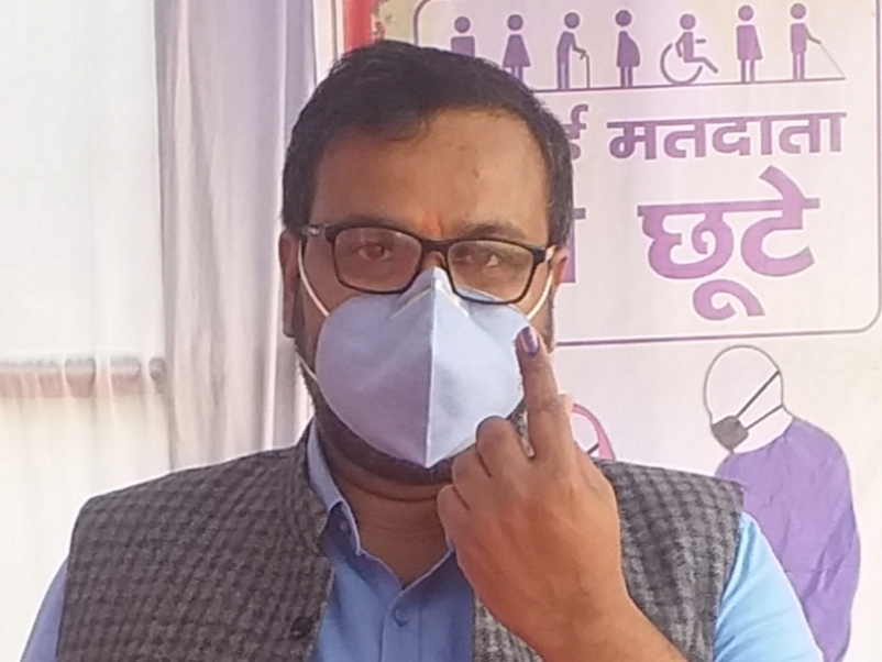 AmarDeepJDU's tweet photo. मधेपुरा में बूथ संख्या 206 पर मतदान के बाद...
विकसित बिहार के सपने के लिए हर एक वोट जरूरी है..!
अवसरवादियों की नीयत पर लोकतंत्र की चोट जरूरी है..!!
#VoteForBihar
#VoteForNitishKumar
@Jduonline https://t.co/K0mNFuiJM4