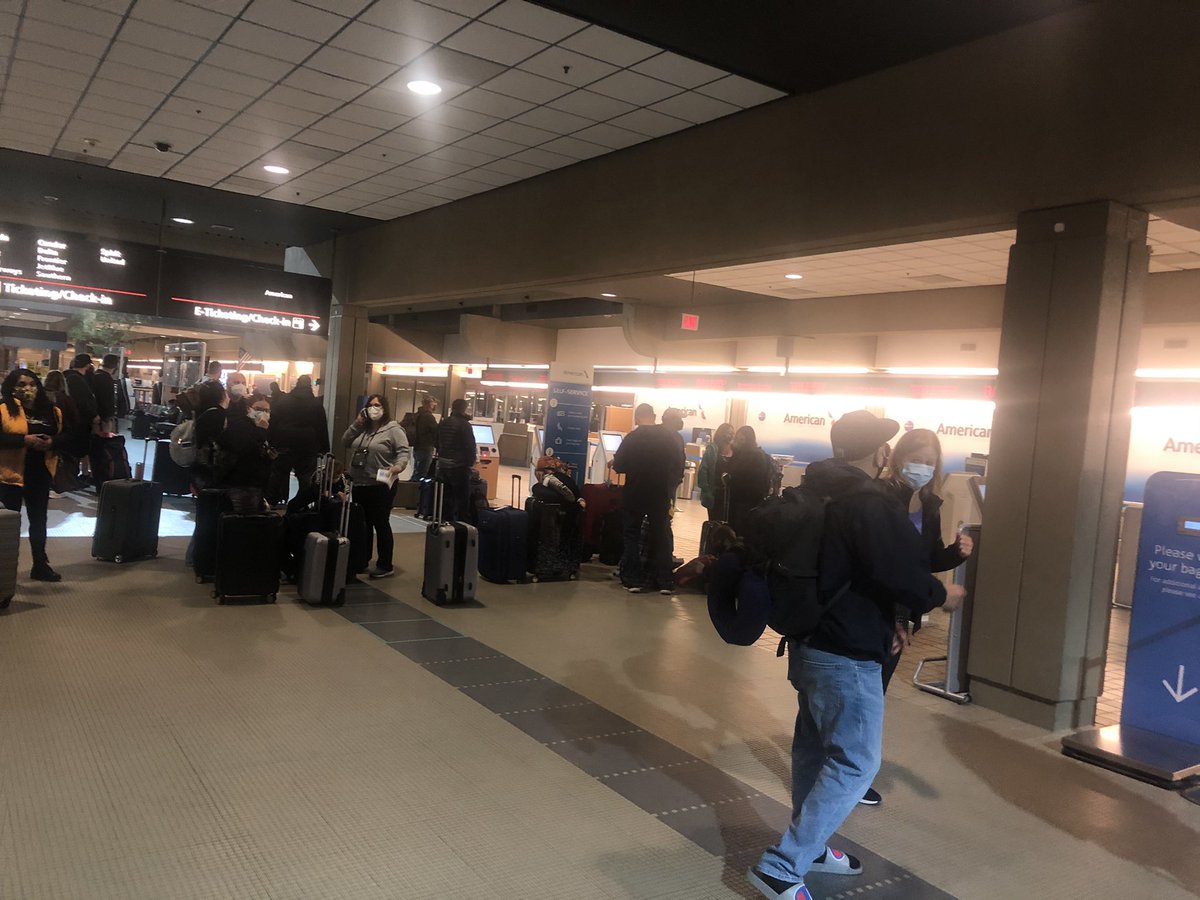 MICHELobsky's tweet photo. @AmericanAir #PittsburghPA would be awesome to check our bags https://t.co/BR8eWKbhXl