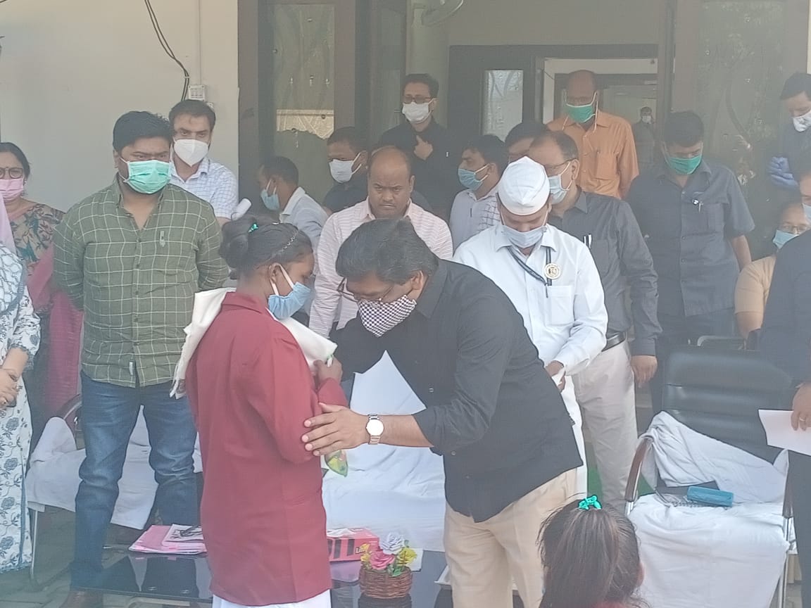 दिल्ली से रेस्क्यू कराकर लायी गयी बच्चियां हेमंत सोरेन से मिली, बड़ा भाई माना 
zcu.io/KMyX 
<a href="/Hemant/">hemant taneja</a> Soren #girls  #Delhi   #Jharkhand #Rescue