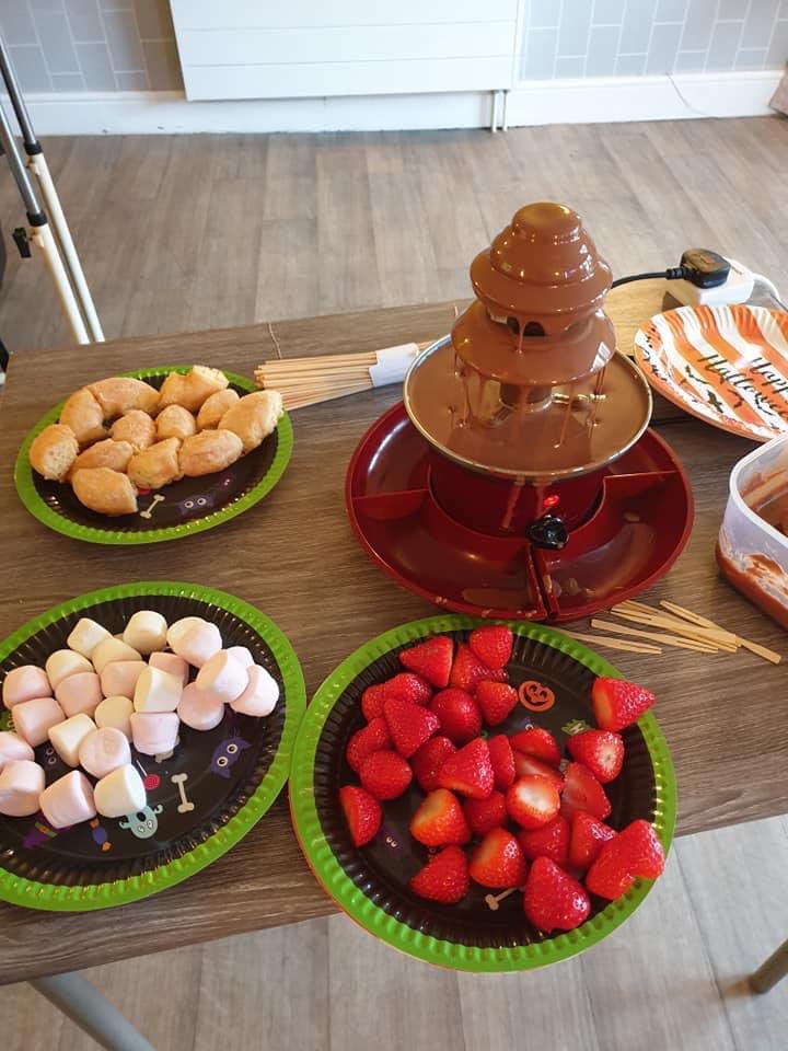 AdamsUnits's tweet photo. We enjoyed a fondue Friday yesterday! Everything tastes better dipped in chocolate! #chocolate #delicious #happycarehome 🍫 https://t.co/A8lDnY3jFy