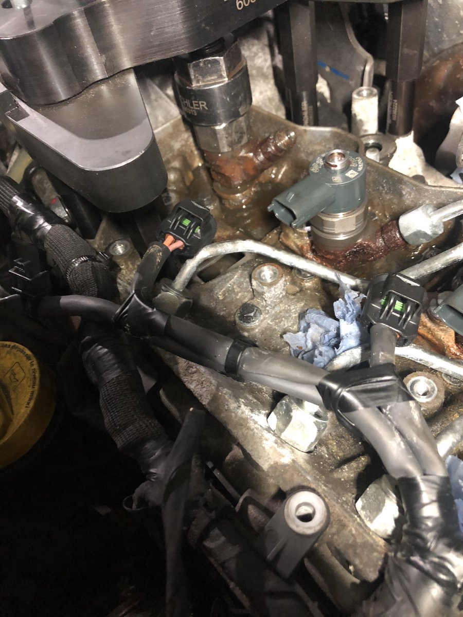 headtech0's tweet photo. #Vauxhall #vivaro #m9r #injector removal @headtech0 https://t.co/bPgWVDU8Vn