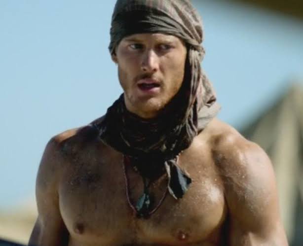 モルモットになった 由佳 新作実写バイオの アルバート ウェスカー トム ホッパー と クリス レッドフィールド ロビー アメル ふむふむ なるほど 何が 原点回帰らしいから1998年時の若クリス25才ウェスカー38才だってよ 楽しみだね