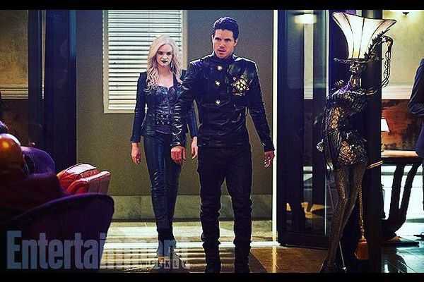 モルモットになった 由佳 新作実写バイオの アルバート ウェスカー トム ホッパー と クリス レッドフィールド ロビー アメル ふむふむ なるほど 何が 原点回帰らしいから1998年時の若クリス25才ウェスカー38才だってよ 楽しみだね