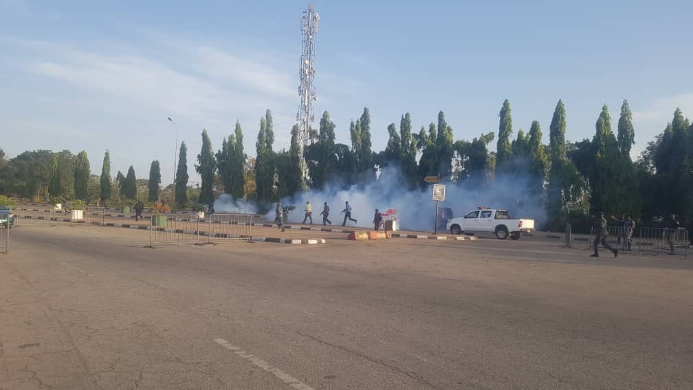 sowore's tweet photo. #EndSARS The @mbuhari regime and @PoliceNG have commenced a second wave of repression, we must, as a matter of urgency commence a second wave of resistance! #Nobackingdown #RevolutionNow https://t.co/rVaO4BKmWW