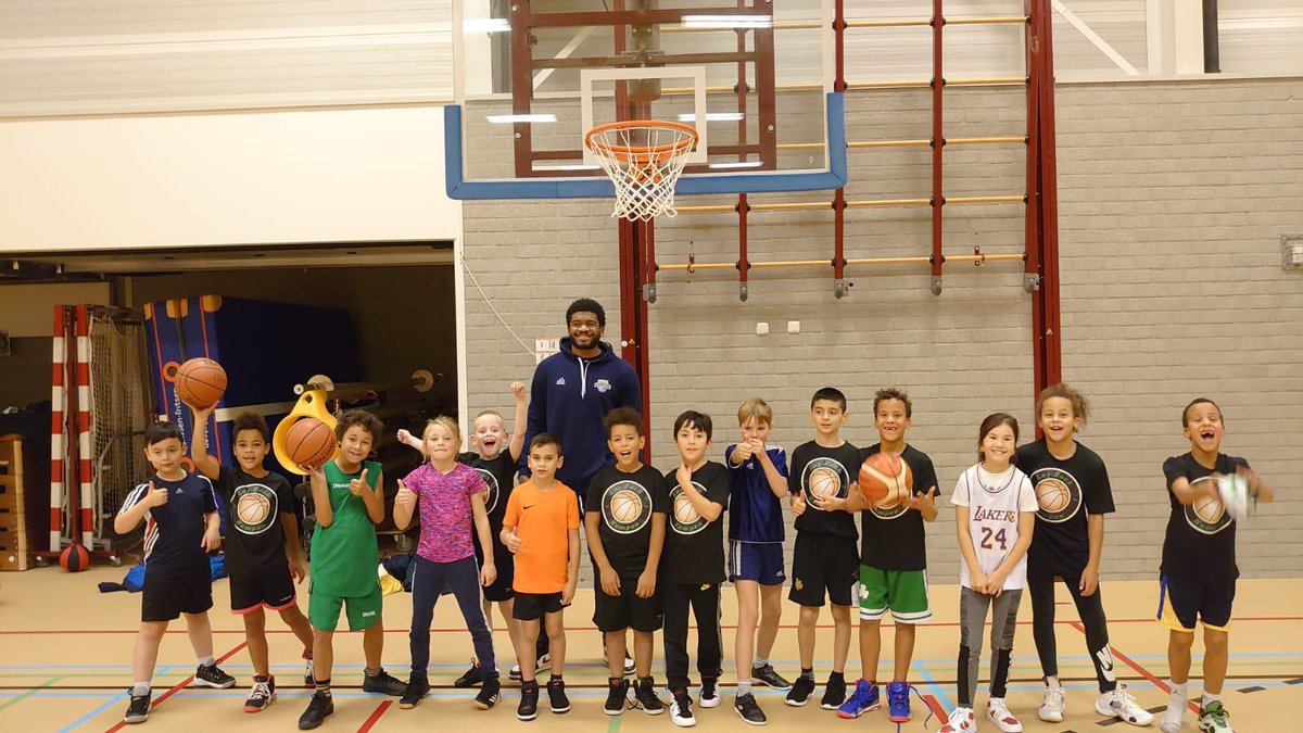 LandstedeBasket's tweet photo. Noah, Kayel en Yasiin gaven deze week een clinic bij partnerclub @LayBackKampen.
Leuke, leerzame oefeningen en veel enthousiasme! 🤩 #Hammertime https://t.co/uJVJMbMEIX