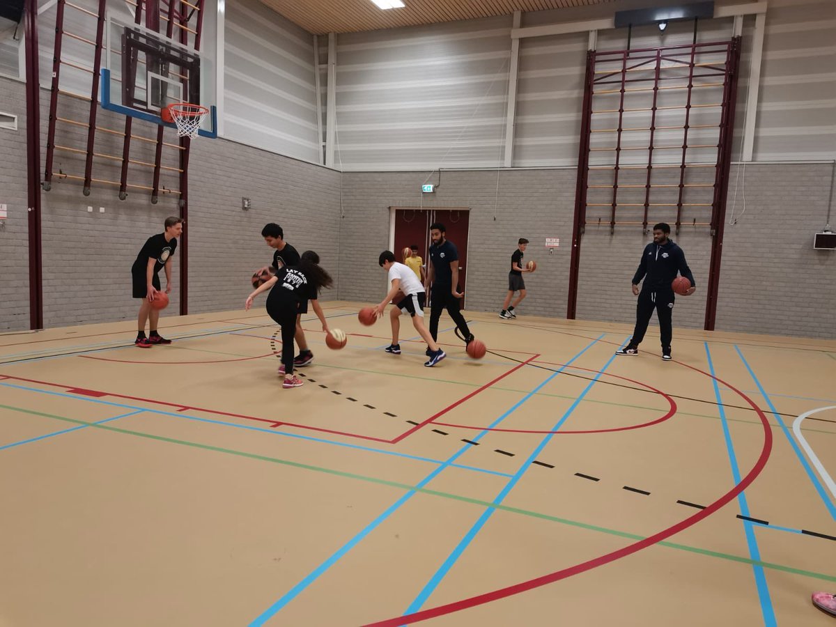 LandstedeBasket's tweet photo. Noah, Kayel en Yasiin gaven deze week een clinic bij partnerclub @LayBackKampen.
Leuke, leerzame oefeningen en veel enthousiasme! 🤩 #Hammertime https://t.co/uJVJMbMEIX