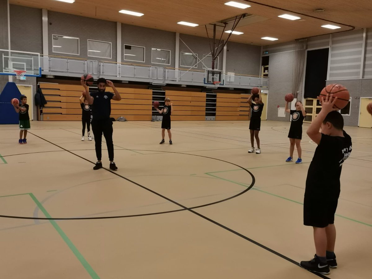 LandstedeBasket's tweet photo. Noah, Kayel en Yasiin gaven deze week een clinic bij partnerclub @LayBackKampen.
Leuke, leerzame oefeningen en veel enthousiasme! 🤩 #Hammertime https://t.co/uJVJMbMEIX