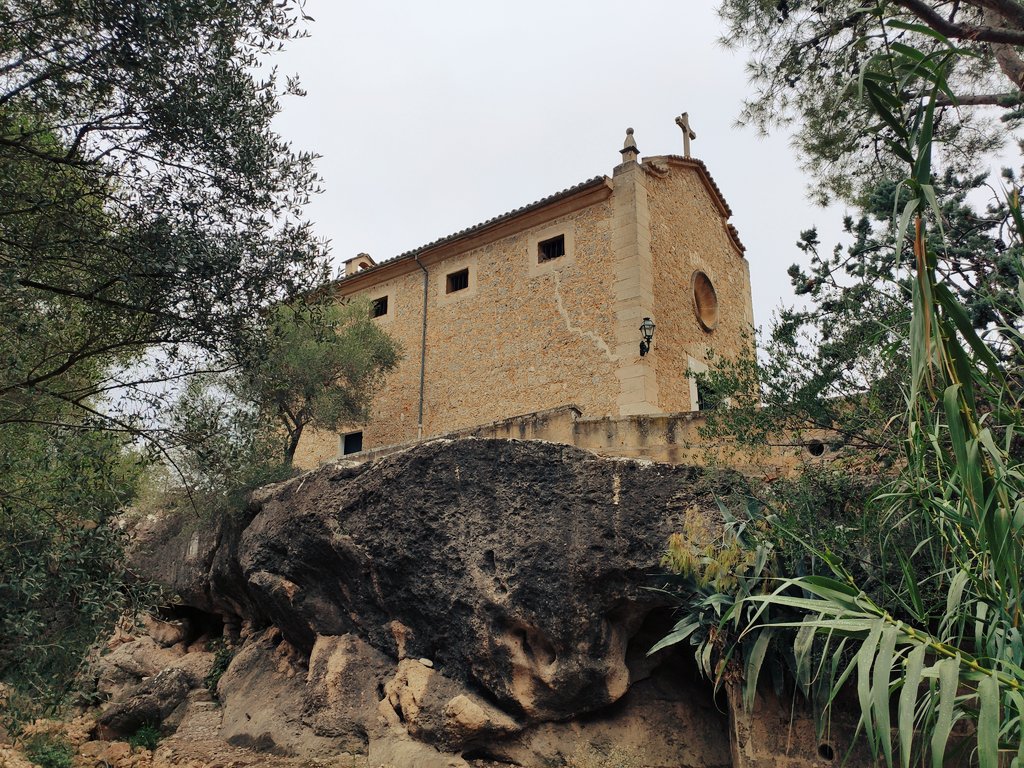 encantodeviajar's tweet photo. Cuenta la leyenda que en el siglo XIII un pastor encontró una talla de la virgen en un “cocó” (agujero) junto al torrente y allí se construyó el Oratorio del Cocó
#mallorcainspires #somdemallorca #Lloseta #balearestb
@llosetatur
@mallorcatourism @somdemallorca @balearestb https://t.co/dIuKalSFzn