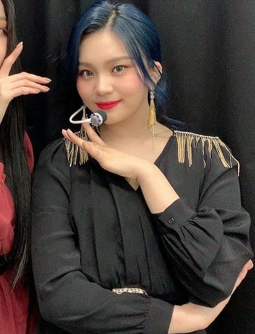 umjiarchived's tweet photo. she looks even more unreal with her blue hair 😭😭😭💝💝💝 https://t.co/lG81e374Pv