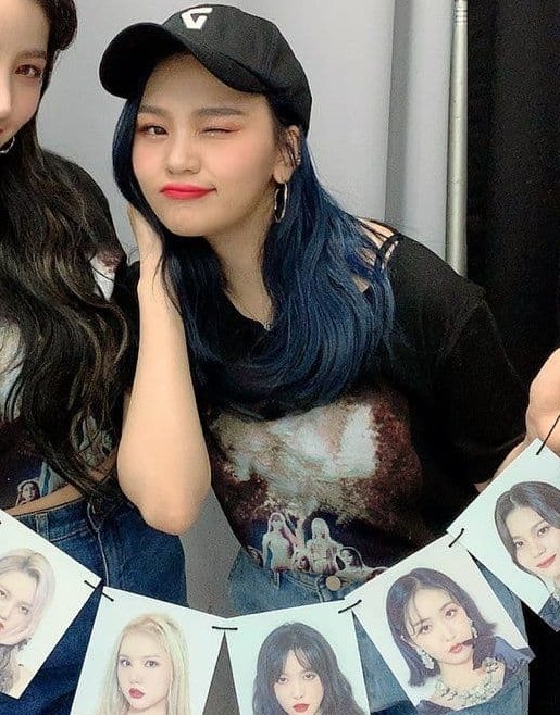 umjiarchived's tweet photo. she looks even more unreal with her blue hair 😭😭😭💝💝💝 https://t.co/lG81e374Pv