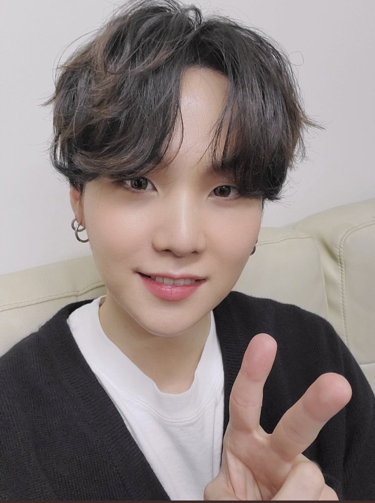 Isooo93's tweet photo. #GetWellSoonYoongi
Юнги оппа выздоравливай скорей🥺
мы будем ждать тебя столько, сколько потребуется ❤️
нам бы увидеть тебя и ��вою улыбку снова, сейчас😭🥺

АРМИ, пожалуйста вы тоже не болейте💞 Хорошо кушайте во время, оденьтесь теплее🤗

We are love you 💜
get well soon🥺🤗 https://t.co/EdFDAbV31g