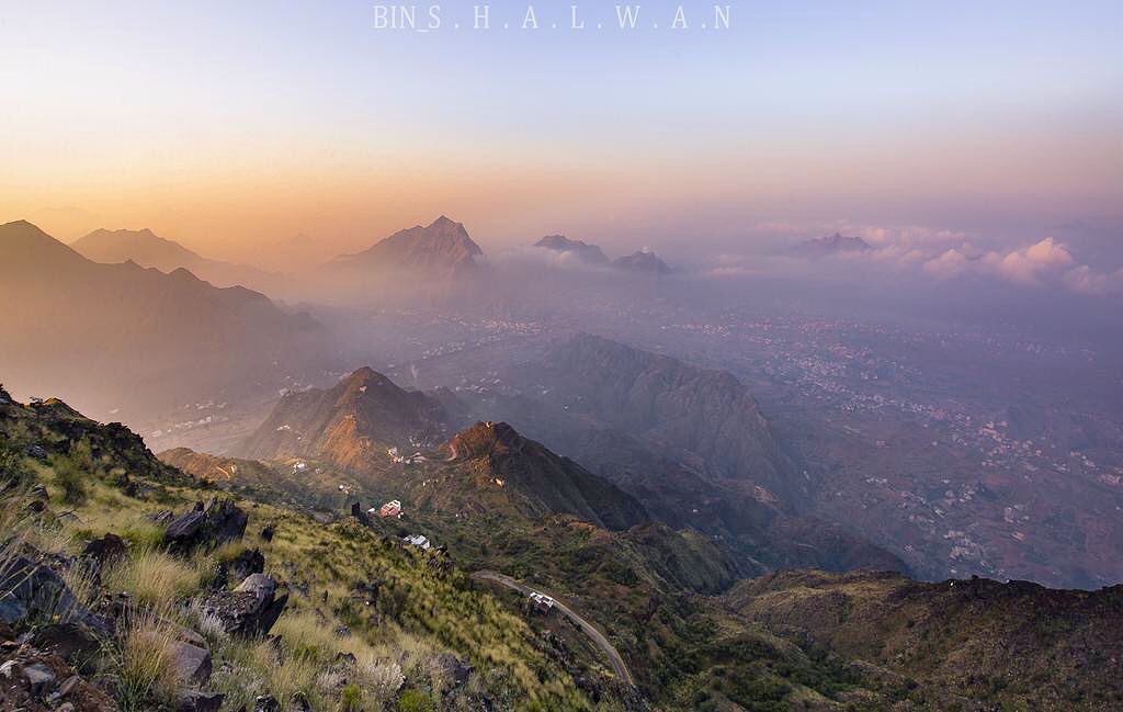 صور لجبل "هادا "في تهامة بللسمر شرق محافظةمحايل عسير من أجمل الأماكن السياحية التي تجسد الطبيعة الخلابة بالتراث العمراني، ومن أشهر المواقع قديماً في زراعة  شجر البُن.. بعدسة المبدع عبد الإله الفارس<a href="/AbdulelahAlfars/">عبدالإله الفارس</a>
#السياحة_في_عسير