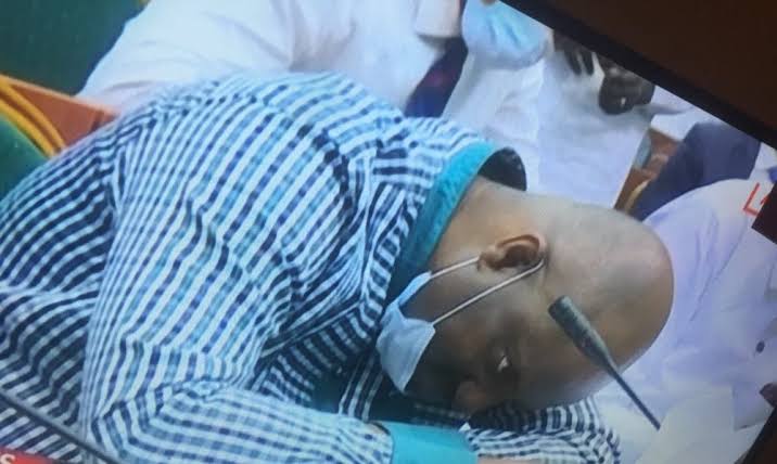 koladeakeni's tweet photo. A reminder that the bank account of Kemebradikumo Pondei (NDDC) has not been frozen by Godwin Emefiele (CBN). #EndSARS protesters did not pretend to faint, they legit died. As in killed! https://t.co/UiN1VBCFgl