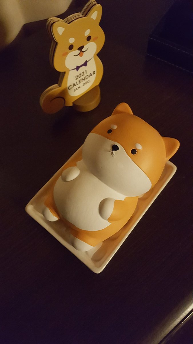maru10uta4's tweet photo. DAISOで柴の加湿器買ってきましたぁ😊
頭から水を入れて、お腹から蒸発するそうです😅
あんまり効果は期待出来そうにないけど…可愛いから😆💕
まだ早いけど、来年のカレンダー📅も可愛かったから買っちゃった😁 https://t.co/qJp94flFf5