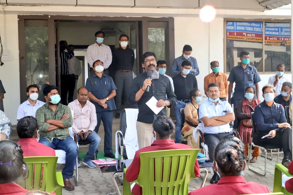 वर्षों से मानव तस्करी का दंश झारखण्ड झेलता आ रहा है। आज दिल्ली से रेस्क्यू करा कर झारखण्ड वापस लायी गई बच्चियों से मिला। यह एक भावुक पल था। सभी बच्चियों को हरसंभव मदद पहुँचायी जा रही है।
आपका भाई, और आपकी सरकार महिला एवं बाल उत्थान के लिए प्रयत्नशील हो कार्य कर रही है।