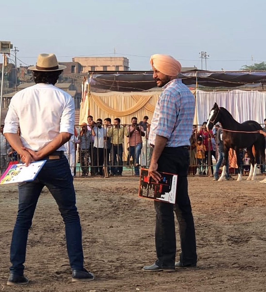 AjitNandal's tweet photo. #Throwback Sarangkheda horse show 2019. #Judgingtime #marwarihorse #horseshow . https://t.co/5NayJWC2rc