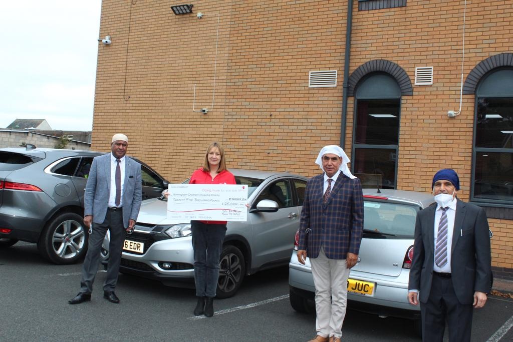 Bham_Childrens's tweet image. We'd like to say a huge thank you to the extremely generous and kind-hearted worshippers at Sri Dasmesh Sikh Temple in Lozells. They raised an incredible £25,000 for us, which will be used to fund two new dialysis machines for our Renal Unit. Read more at: orlo.uk/l5dZo