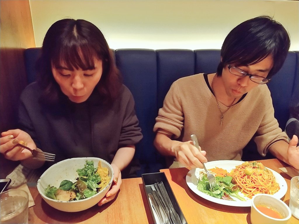 scoreironokoe's tweet photo. 久し振りに一緒にご飯！！。
いおっち、カイちゃん…よく食べた。
オムライスの後に大盛パスタやサラダ、そしてデザートまでも完食！！
何度も言います。
よく食べたよ、本当に。

ずっきー、ちょもこ…1食で満腹。
据わった目で見守りました。
思い出して帰りはグッタリ(´∀｀；)

.*ﾟ♪SCORE♪ﾟ*. https://t.co/6Mi2Nkk5bR