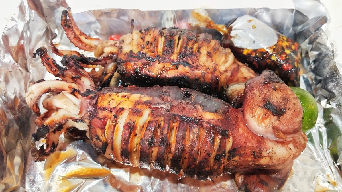 pinoyanghang's tweet photo. INIHAW NA RELLENONG PUSIT

Stuffed with diced onions and tomatoes, the taste of grilled squid is always a welcome treat to one's palate, whether consumed as "pulutan" to go with drinks or served for dinner.

#SaturdayCravings https://t.co/iv2diZXGnn
