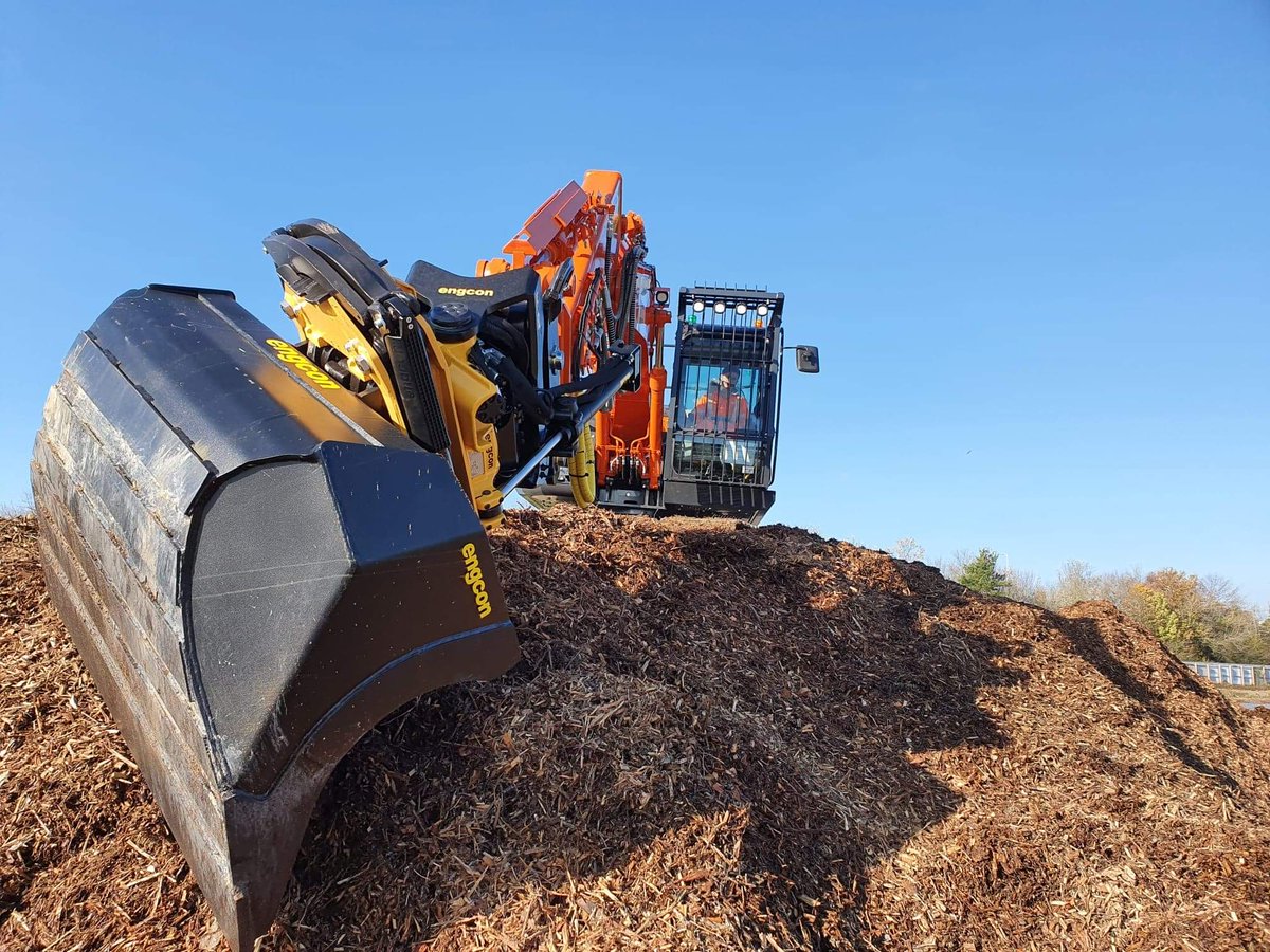 engcon_uk's tweet photo. On site yesterday with @hitachi_uk handing over this ZX135US-6. Comes with EC214 tiltrotator, QS60 machine coupler, EC-Oil, DC2 controls, track control and GRD20 gripper cassette. 😎💪🇸🇪🇯🇵 #Engcon #Tiltrotator #EC214 #ECOil #QSafe #DC2 #MIG2 #TrackControl #Hitachi #ZX135US #HCMUK https://t.co/5ZXsypHvD3
