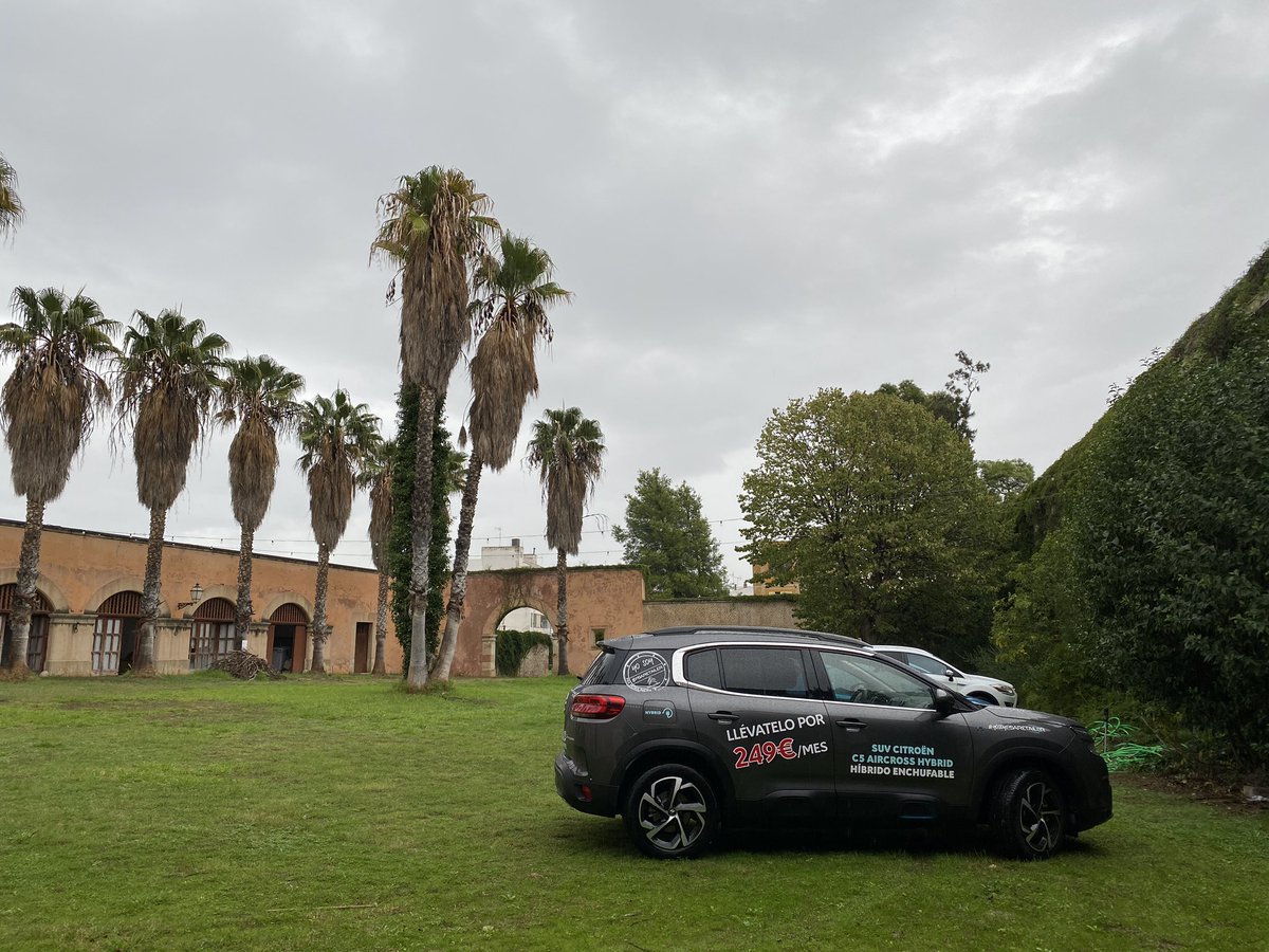 majogarciadoce's tweet photo. 🤗 Primer contacto con #Lloseta. Llueve en #Mallorca, pero a��n así, mantiene el encanto en el mes de noviembre. ☔️

Conociendo el #PalacioDeAiamans mientras #CanPistola nos deleita con sus cremadillos de sobrasada, botifarró y crema 🤭 

📲 #mallorcainspires #somdemallorca https://t.co/CElaxIG9Ta