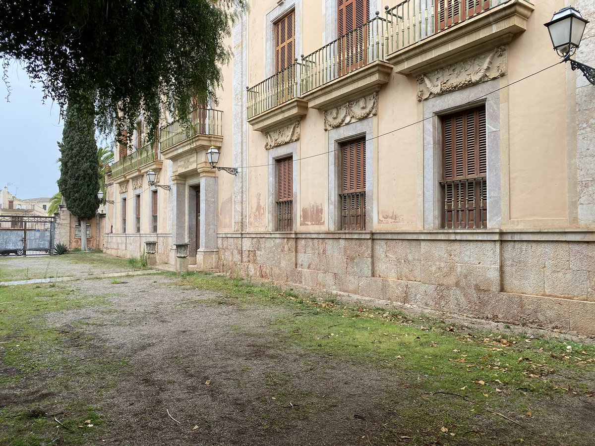 majogarciadoce's tweet photo. 🤗 Primer contacto con #Lloseta. Llueve en #Mallorca, pero a��n así, mantiene el encanto en el mes de noviembre. ☔️

Conociendo el #PalacioDeAiamans mientras #CanPistola nos deleita con sus cremadillos de sobrasada, botifarró y crema 🤭 

📲 #mallorcainspires #somdemallorca https://t.co/CElaxIG9Ta