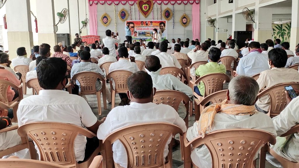 VamsiChandReddy's tweet photo. #Mahabubnagar #Congress team gearing up for the #FarmersSignatureCampaign through the orientation meeting for the #RythuMithra s of all t 14 mandals.
Under the leadership of Smt #SoniaGandhi ji & Shri @RahulGandhi ji, we shall continue to fight for the farmers.
@kcvenugopalmp https://t.co/vqMw3leKTx
