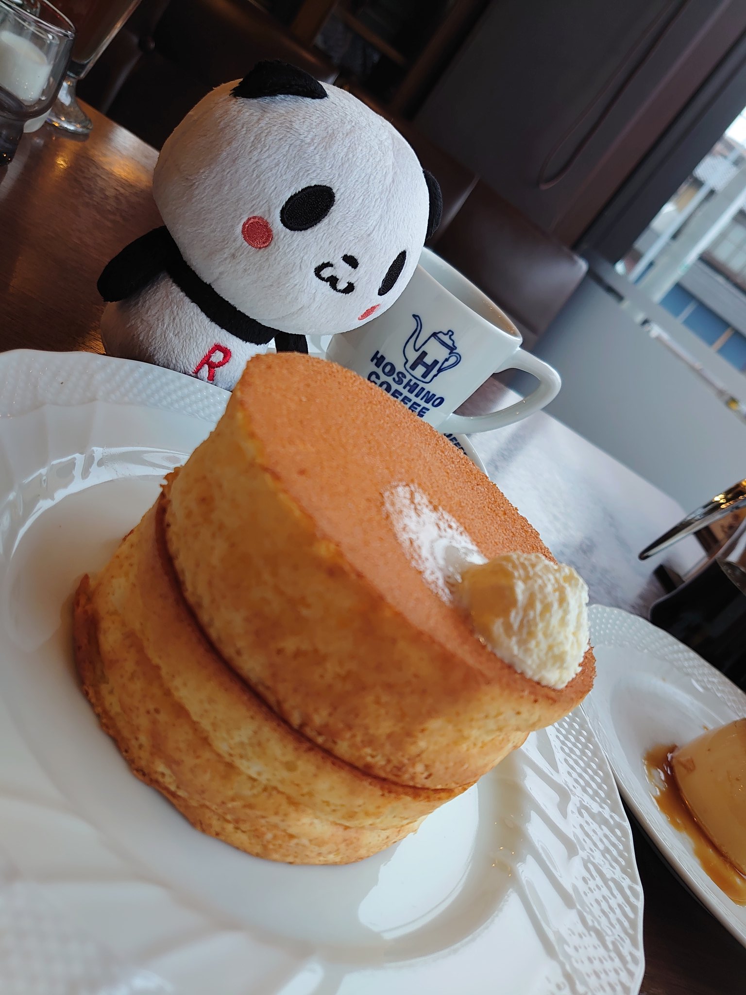 リーダー この厚みのある 窯焼きスフレパンケーキ ダブル が食べたくて 星乃珈琲店 にやって来ました メニューで目についた 昭和のプリン も気になり注文 おパンと言えば昭和ですからね 甘くて 旨い 旨い 煉獄さん風 お買いものパンダ