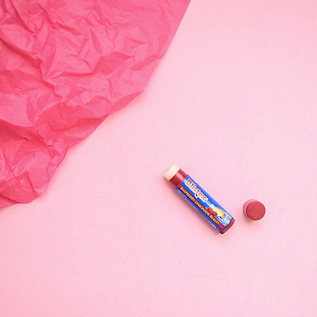 Bodybox_es's tweet photo. En la #Bodybox Noviembre estamos probando el delicioso #protectorlabial de frambuesa y limón de #blistex. Con agentes hidratantes, #antioxidantes, #vitaminas C y E y filtro solar FPS15.
¡Además de cuidar los #labios, tiene un sabor dulce irresistible! 💕 https://t.co/gpRkd2k5Bz