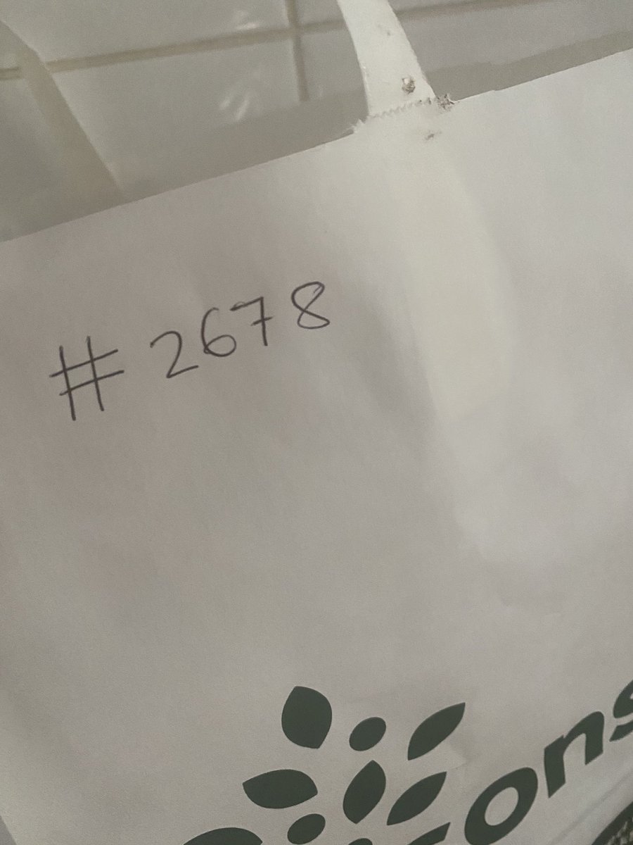 Hazel2502's tweet photo. @DeliverooHelp I placed an order last night totalling nearly £50 and they brought me a bottle of coke and an apology note!!... and there is no option for me to get my money back?!! https://t.co/EwJgg25qKy