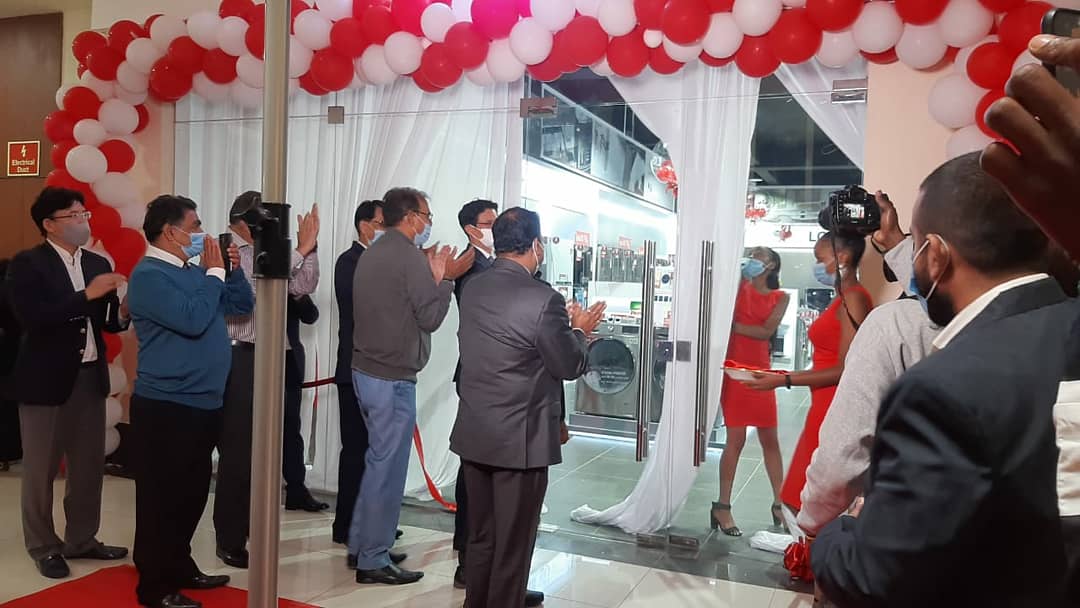 GichuMary's tweet photo. Newest Brandshop in town๐๐๐๐.
Imagine you can now get yourself LG electronics and enjoy a 35%offer on the various devices.
Wadau, Ebu just imagine a whole 35%๐ฒ๐๐๐
@LGE_EastAfrica
@OpalnetL
#Adlife #LGShowRoom #LgBrandShop #LGPremiumShop #Opalnet https://t.co/sJWyg3MqEJ