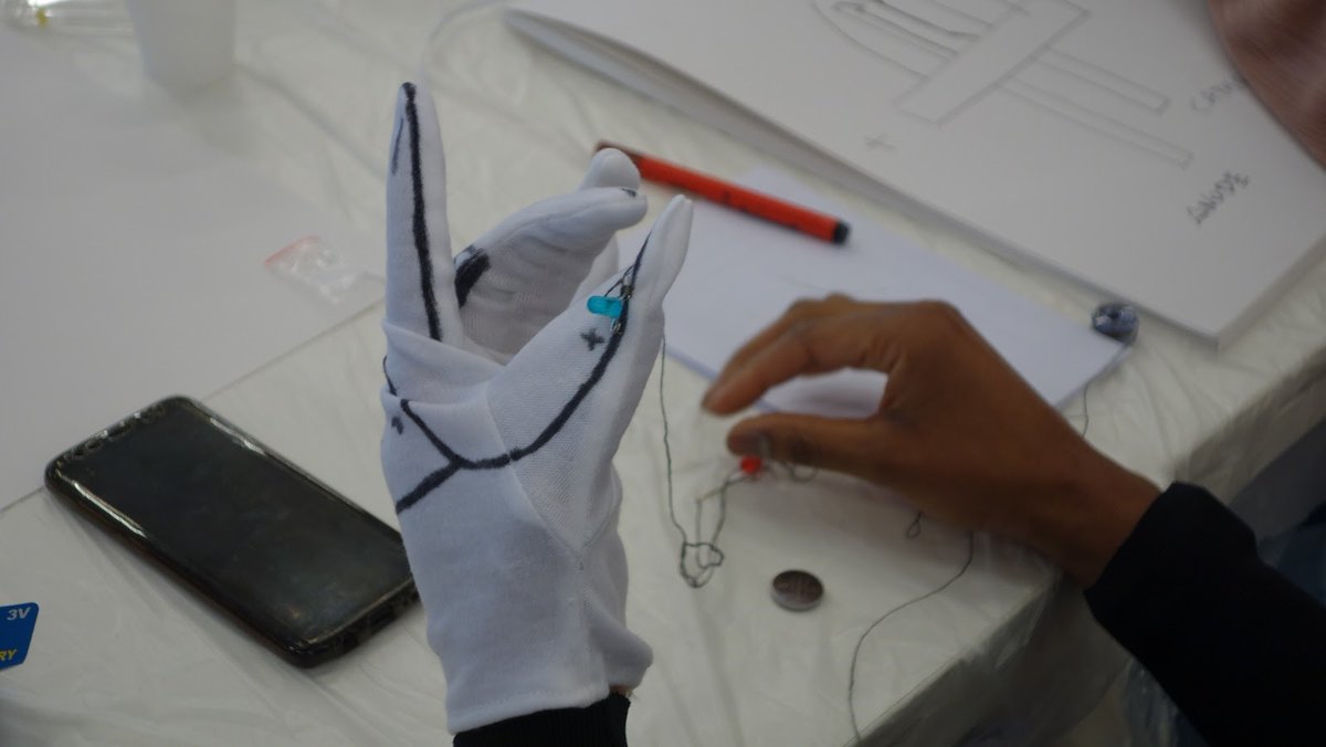 atenea_wat's tweet photo. #techwearables, poesia #Dadá #moda y #reciclaje, #collaborative #remote #music #composition son los temas de los #talleresgratuitos de #atenea2020 con @nelabrown Aesun Kim y Lucia Peiró. Inscríbete en info@atenea.in
https://t.co/UDFuT6tw7i
#ateneaplatform
@LasNaves
@culturaupv https://t.co/Cv7fjJHpmD