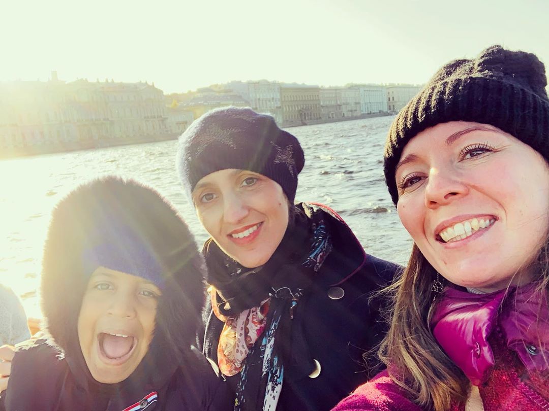 Nothing will stop people passionate about traveling, meeting people and knowing different cultures. Lovely travelers from #London enjoying the city center tour on a rare #StPetersburg sunny day in autumn🍂Caught the last chance of a boat trip this year! st-petersburg.guide