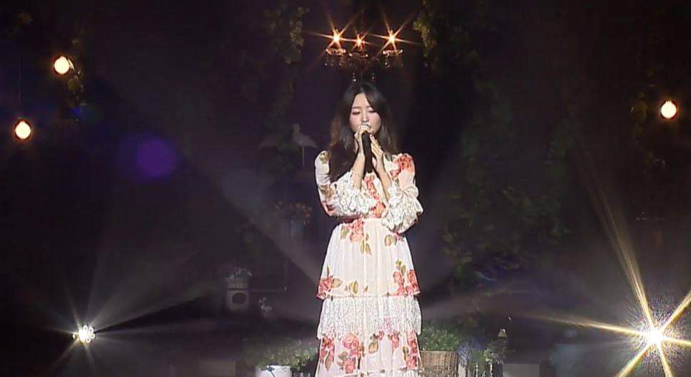 hellokpop's tweet photo. We are under the spell here at #BLOOM_WITH_JIEUN, being blown away by her mesmerizing voice! ✨💛
Presented by: @cdmentph
#송지은 #SONGJIEUN #UNTACT_LIVE #BLOOM #피어나 #開花 #피어나_開花 https://t.co/dhy5MV6Bpg