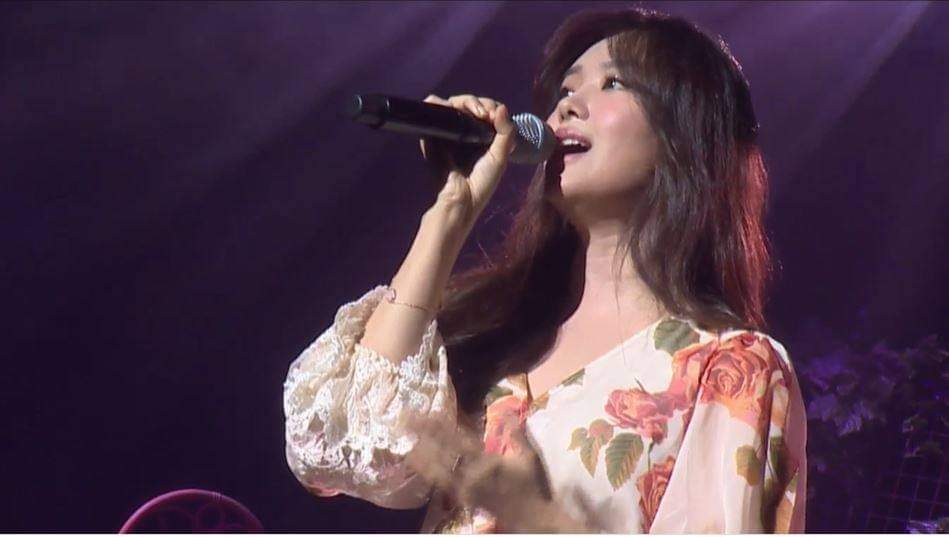 hellokpop's tweet photo. We are under the spell here at #BLOOM_WITH_JIEUN, being blown away by her mesmerizing voice! ✨💛
Presented by: @cdmentph
#송지은 #SONGJIEUN #UNTACT_LIVE #BLOOM #피어나 #開花 #피어나_開花 https://t.co/dhy5MV6Bpg