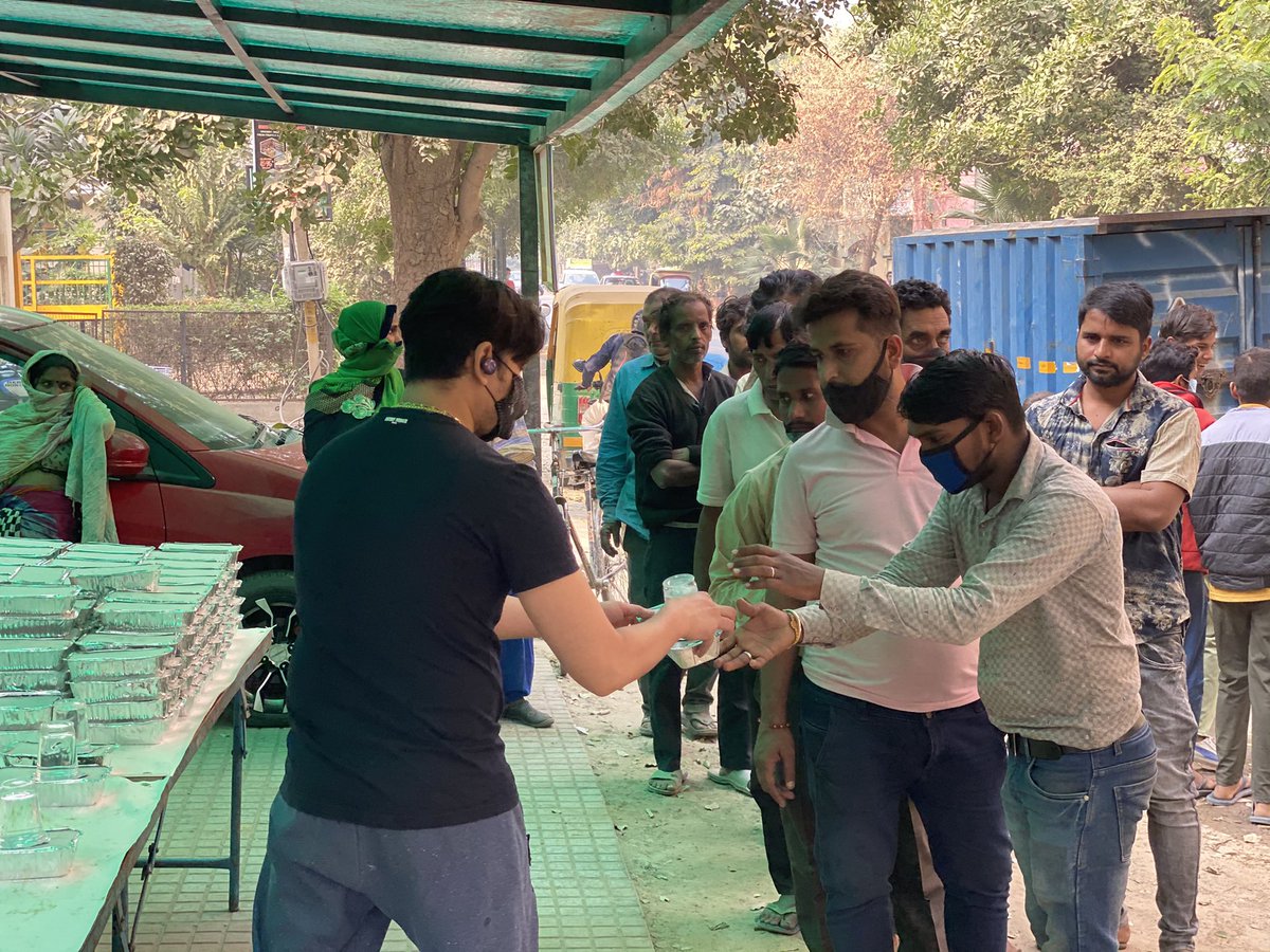 singhtarunji's tweet photo. दोपहर का मुफ़्त आहार..दोपहर में हर शनिवार, आज 07.11.2020 को भी जारी रहा। #FreeLunchForAll by #ApurwaAharSewa at #Sector40 #Gurgaon https://t.co/TteuXKGuc8